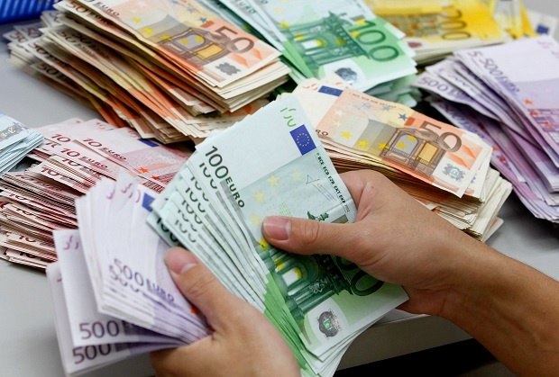 Доллар и евро растут, рубль снижается