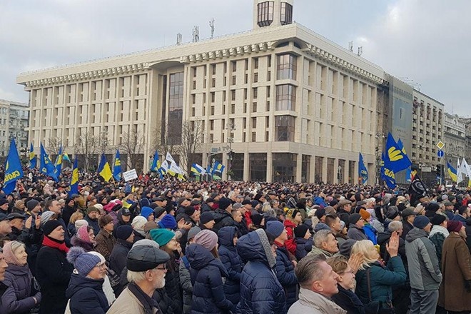 Противники Зеленского вышли на митинг к администрации президента