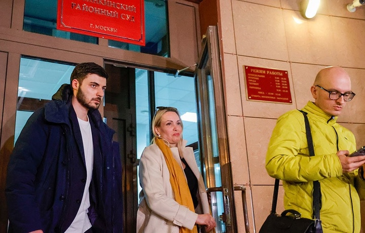 Жонли эфирда урушни тўхтатишни талаб қилгани ортидан қамалган Овсянникова сўроқ тафсилотларини очиқлади