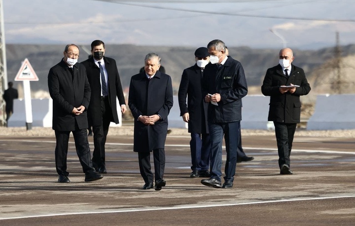 Президент Олмалиққа борди (фото)