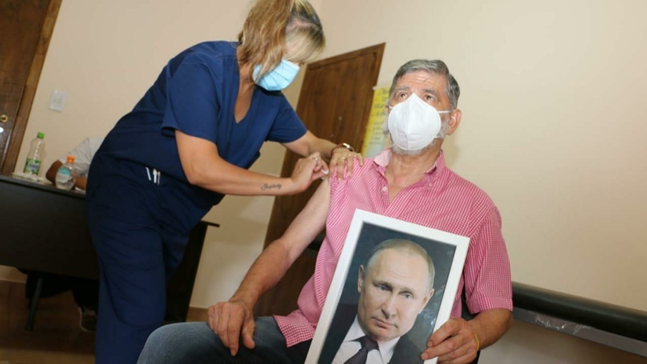 Argentinada shahar meri qo‘lida Putinning portreti bilan emlandi