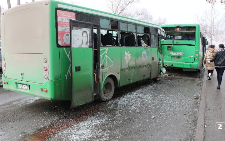 Olmaotada o‘zbekistonliklar ketayotgan avtobus YTHga uchradi. TIV izohi