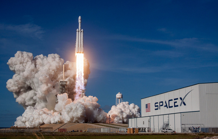 «SpaceX» ичида «Tesla» автомобили жойлаштирилган «Falcon Heavy» ракетасини учирди (видео)