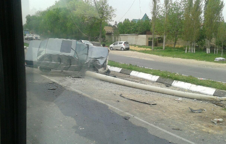 Toshkentda «BMW» yo‘l o‘rtasidagi beton ustunni ag‘dardi (foto)