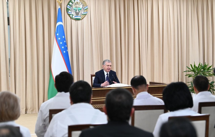 Shavkat Mirziyoyev tibbiyot xodimlarining maoshi haqida gapirdi