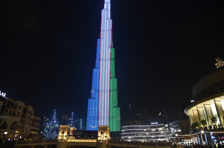 Самый высокий в мире небоскреб подсветили цветами флага Узбекистана