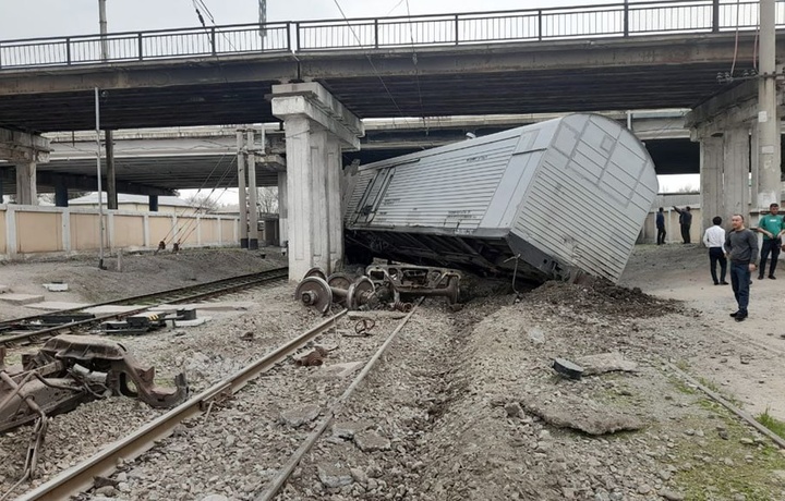 Toshkentda yuk poyezdi izidan chiqib ketdi (foto)