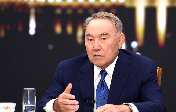 Казахи массово закупились долларами после отставки Назарбаева