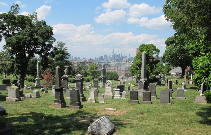 Американцам предложили пожить на кладбище за зарплату