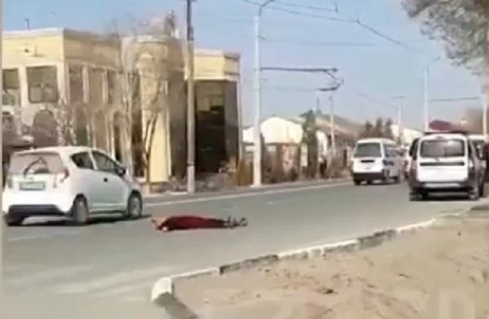 Ерда ётган маст фуқарони видеога олиб, уни коронавирусга чалинган, дея оммага тарқатган фуқаро жазога тортилди