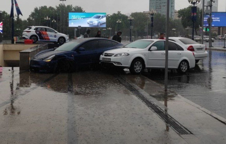 В Ташкенте столкнулись Tesla и Lacetti 