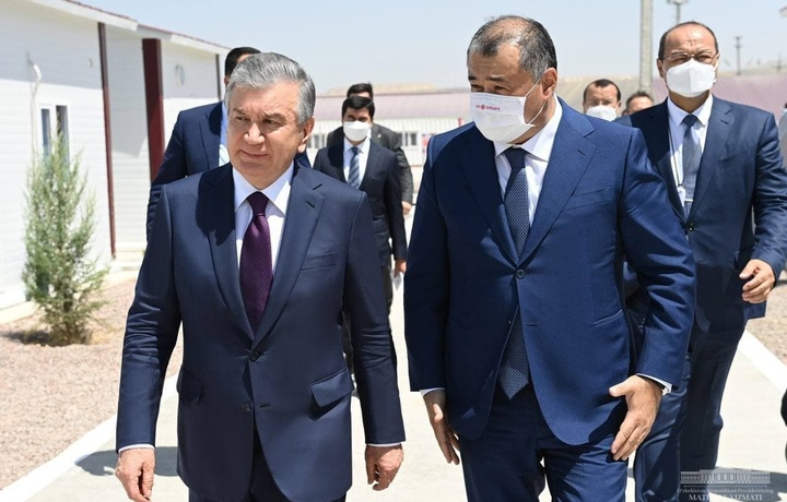 Shavkat Mirziyoyev quruvchilarning yashash joyini borib ko‘rdi