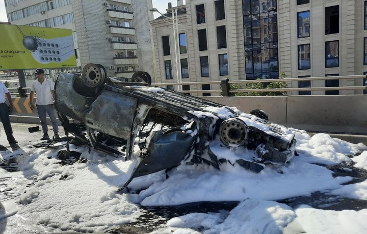 Poytaxtda avtomobil ag‘darilib yonib ketdi