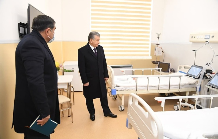Шавкат Мирзиёев ознакомился со строительством многопрофильного медицинского центра в Ташкенте