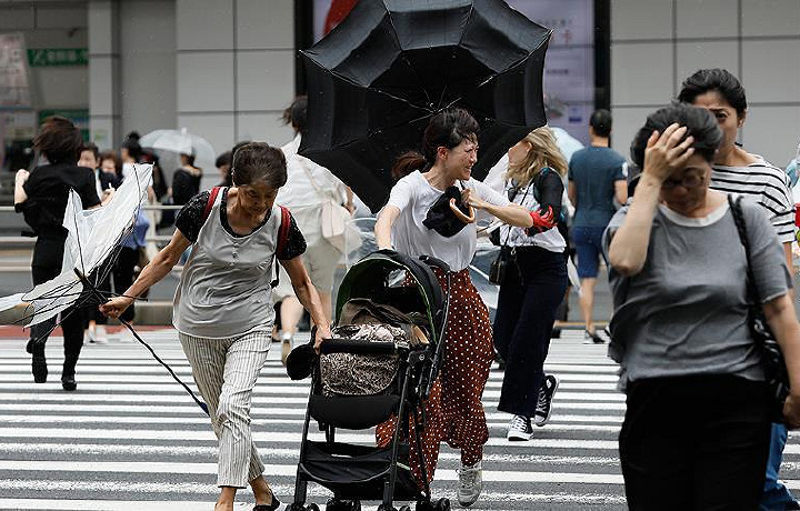 Тайфун «Джеби» парализовал жизнь в Японии