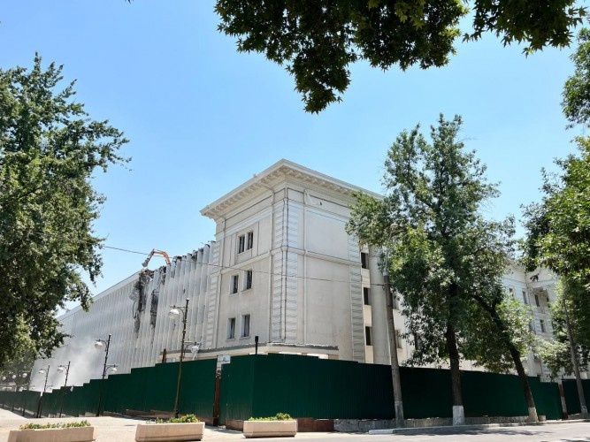 В Ташкенте начали сносить бывшее здание СГБ
