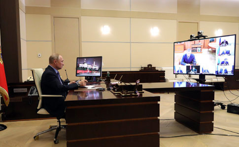 Путин перешел на работу по удаленке (фото)