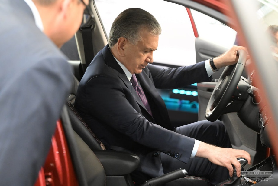 Президент янги чиқарилган автомобилни кўздан кечирди (фото)