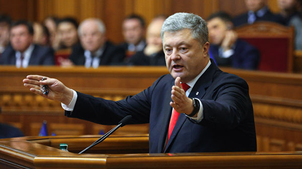 Порошенко объявил о прекращении военного положения в Украине