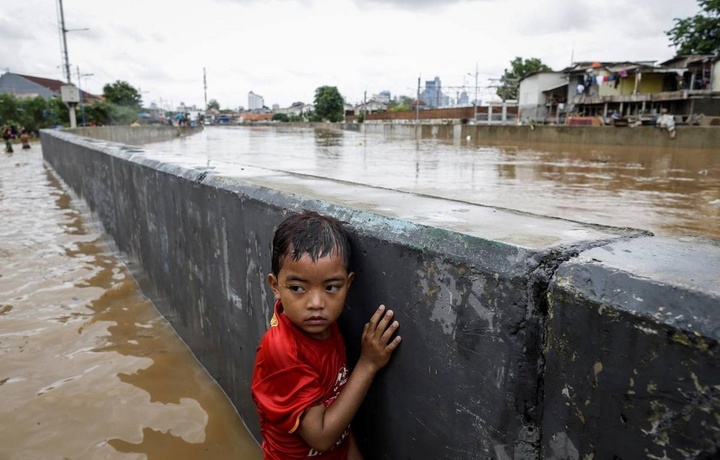 Число погибших из-за ливневых паводков в Индонезии возросло до 24