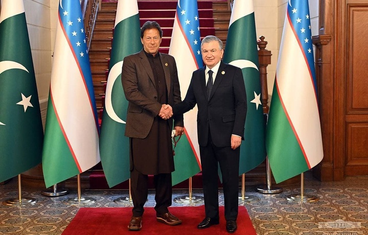 Шавкат Мирзиёев в Пекине встретился с Премьер-министром Пакистана Имраном Ханом