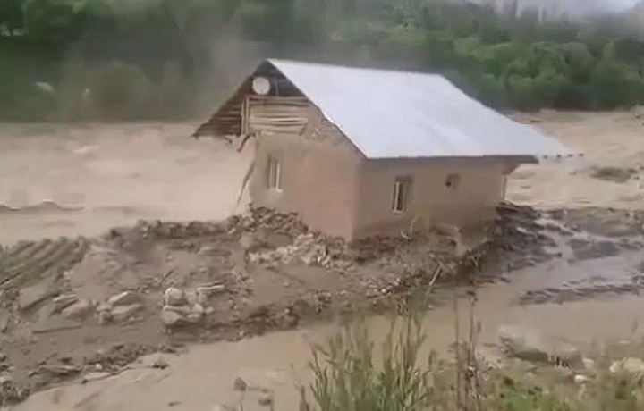 Селевой поток затопил более 150 домов на Кумкургане