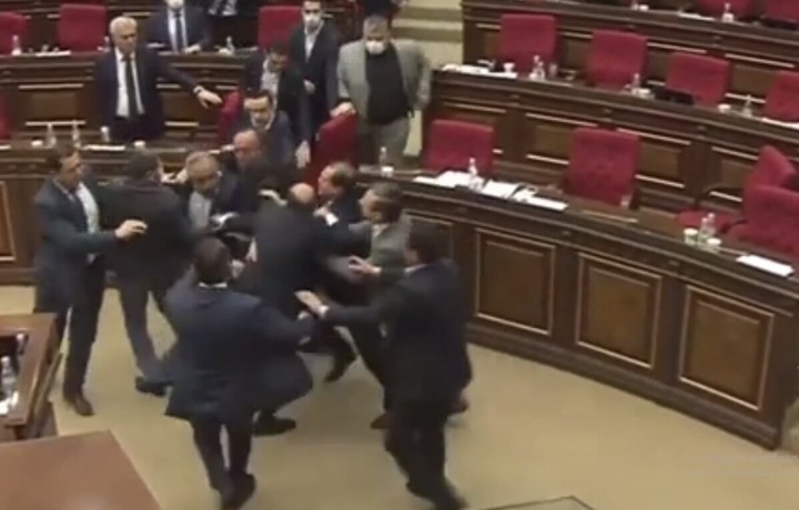 Опубликовано видео массовой драки депутатов парламента Армении