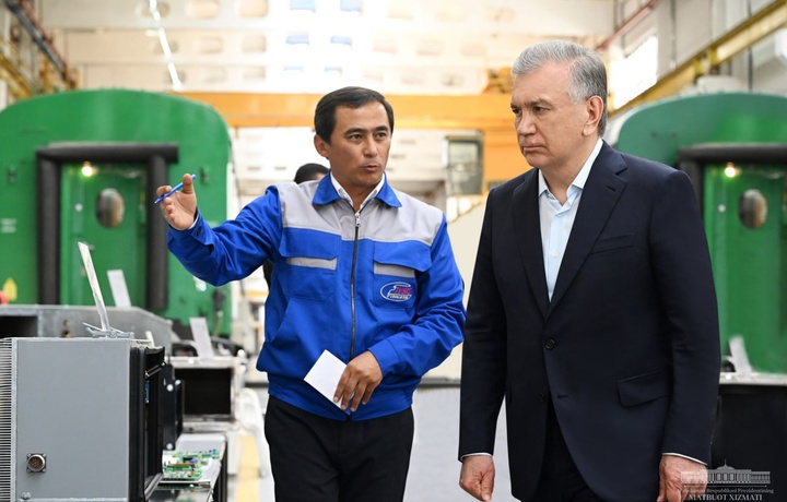 Президент посетил завод по строительству и ремонту вагонов