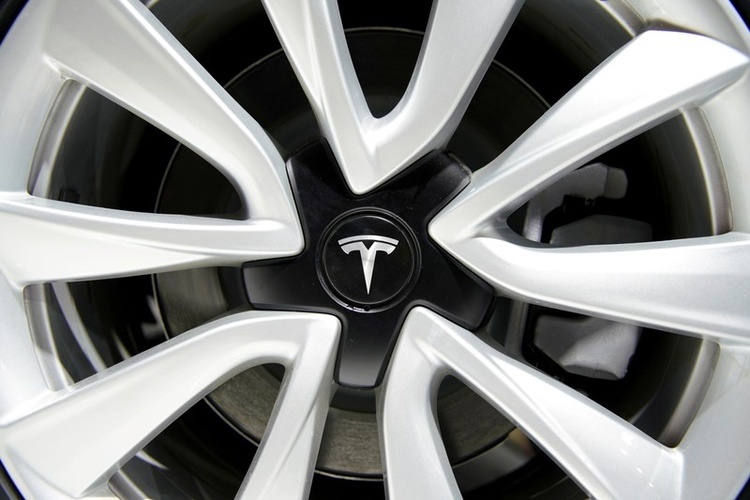 Хитойда «Tesla» машинаси ўз-ўзидан ёниб кетди (видео)