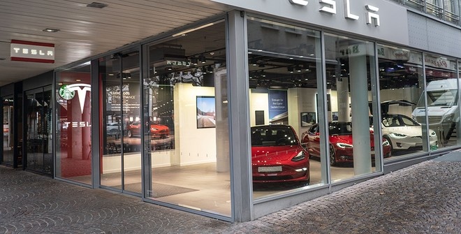 Tesla проиграла в суде уволенному сотруднику