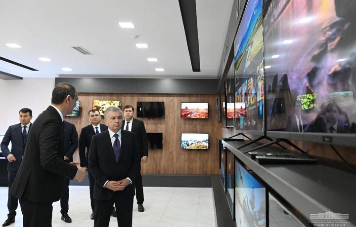 Президент Қаршидаги телевизор ишлаб чиқарувчи корхонага борди (фото)