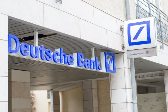 Сотрудников Deutsche Bank обвиняют в даче взятки