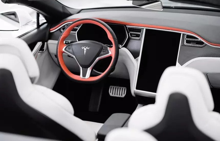 Tesla вернула круглый руль в некоторые модели своих электромобилей