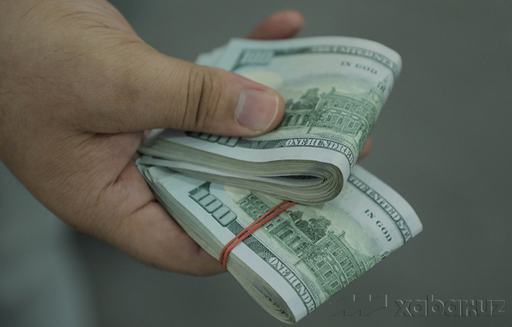 Dollarning rasmiy kursi 10700 so‘mga yetdi