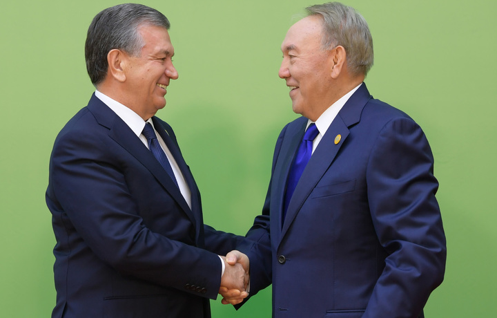 Президент Узбекистана провел телефонный разговор с первым Президентом Казахстана