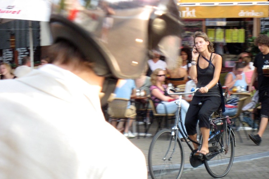 В Нидерландах велосипедистов начнут штрафовать за использование смартфонов