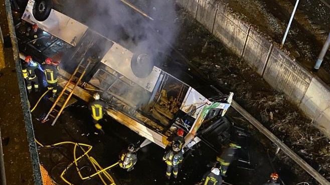 Автобус с пассажирами упал с моста в Венеции. Погибли не менее 20 человек