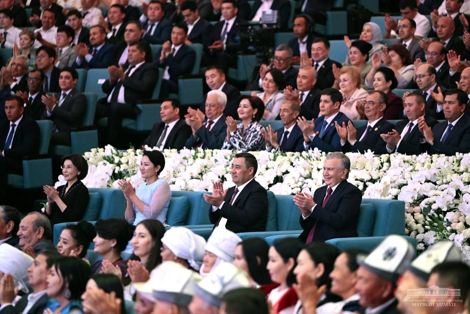 Mirziyoyev va Japarov do‘stlik konsertida qatnashdilar