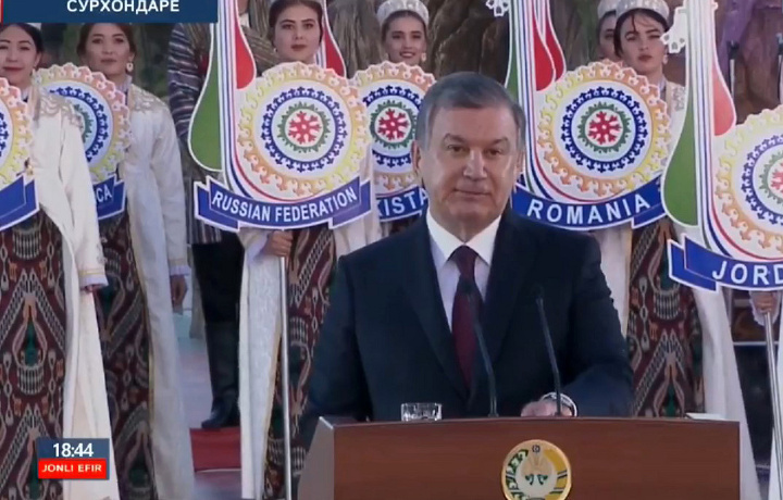 Shavkat Mirziyoyev xalqaro baxshichilik festivalini ochib berdi (video)