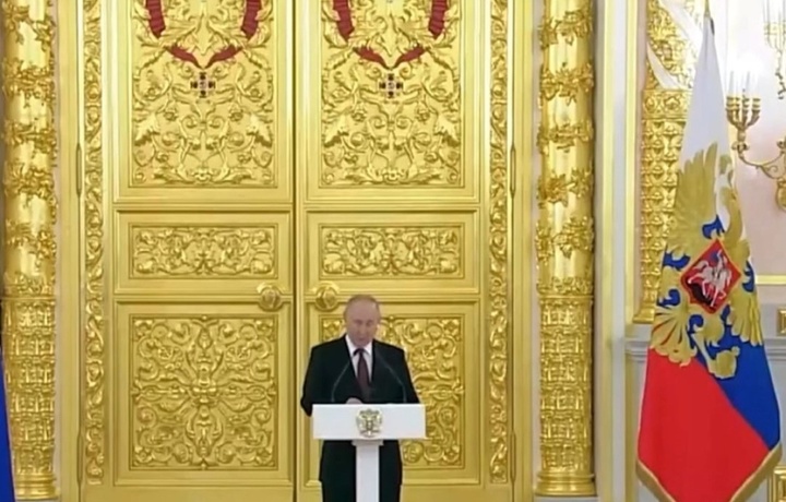 В Кремле Абаев вручил грамоту Путину