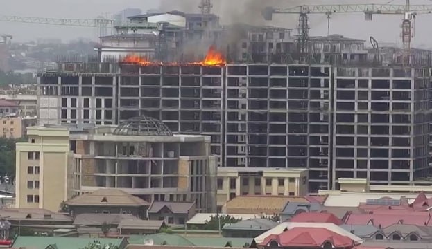 В Ташкенте загорелась строящаяся многоэтажка