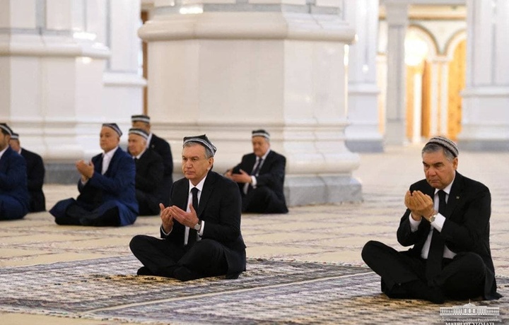 Фото: Шавкат Мирзиёев посетил мечеть в Ашхабаде