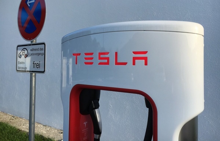 Маск выбыл из пятерки богатейших людей планеты после обвала акций Tesla