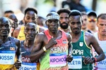 Eliud Kipchoge (oldinda) va o‘zbekistonlik Shohruh Davlatov (o‘ngda).