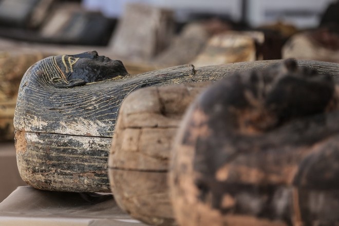 Египетские археологи обнаружили десятки саркофагов с мумиями