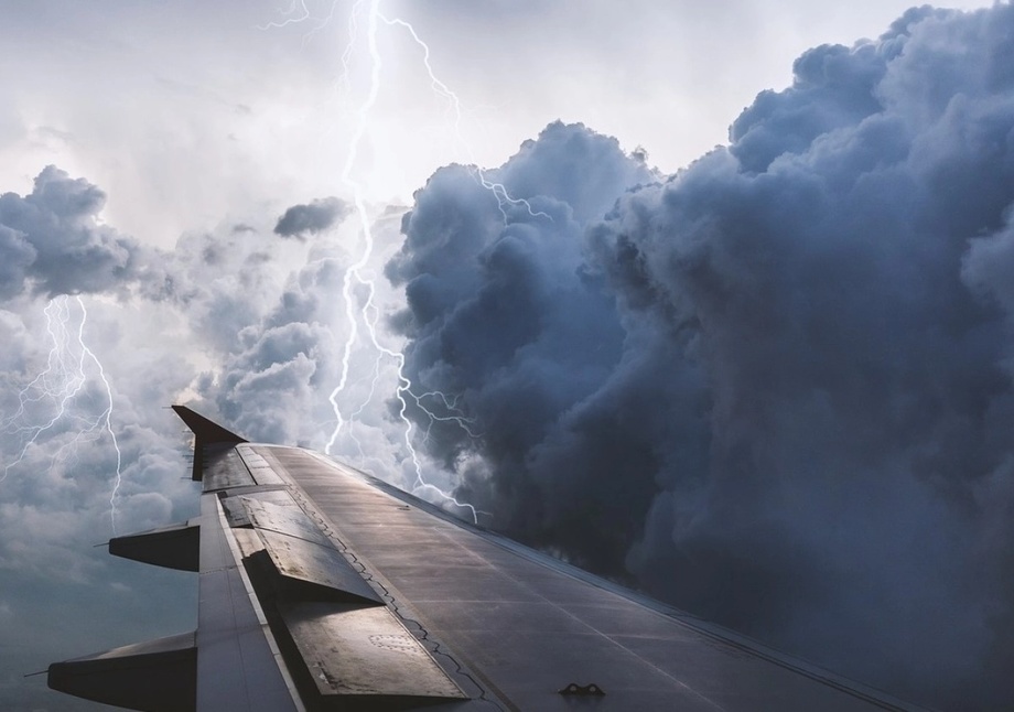 Молния попала в самолет с 550 пассажирами – видео