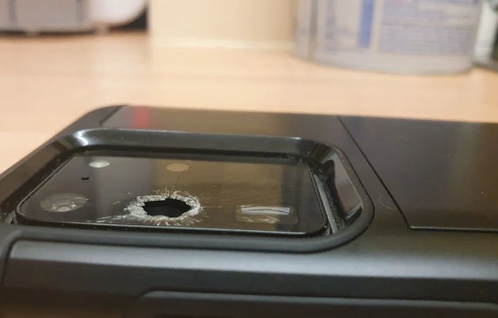 У самого дорогого смартфона Samsung почему-то напротив объективов трескается стекло камеры