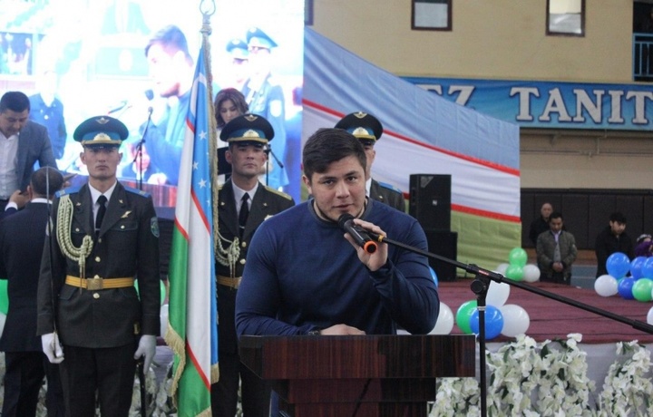 Мурод Хонтўраев ёш спортчиларга совға улашди