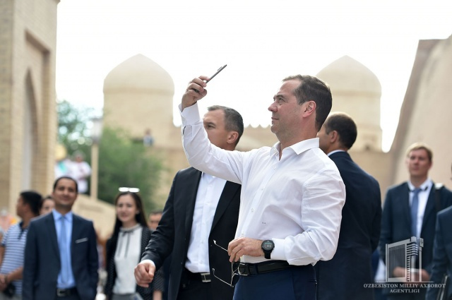 Дмитрий Медведев прогулялся по Хиве