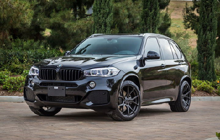 Фарғонада BMW X5 автомобили аукционга қўйилди